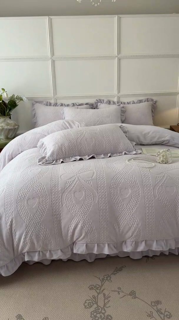 91家纺网 家纺一手货源 找家纺 野合家纺 2024新款法式A类雕花牛奶绒韩版公主风四件套床盖款床单款床笠款 花开花艳-粉紫