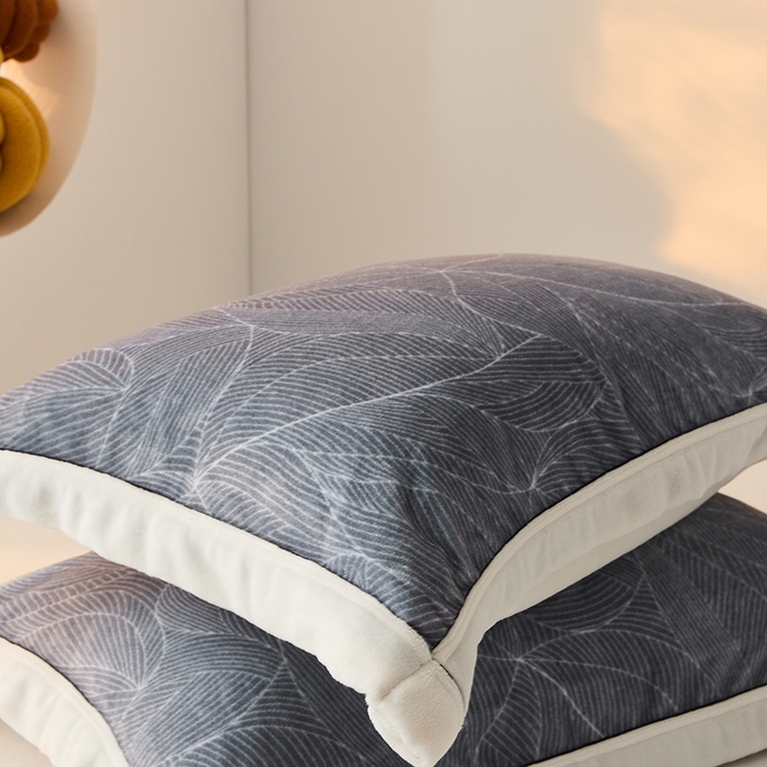 91家纺网 家纺一手货源 找家纺 LADYCOCO可可家居 单枕套-2024新款牛奶绒数码印花单品系列 叶子灰色+米白