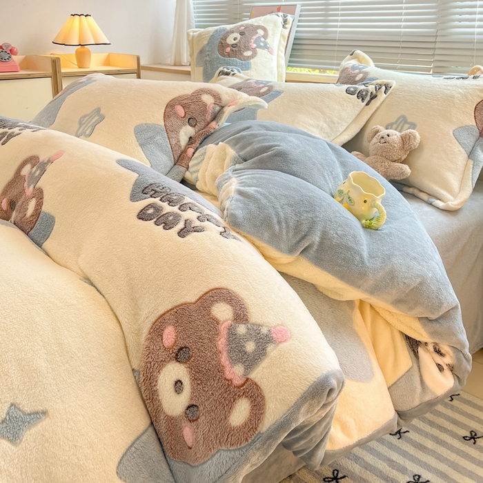 91家纺网 家纺一手货源 找家纺 慕尚 2025新款高克重印花雪花绒被套单件 奶茶狗熊