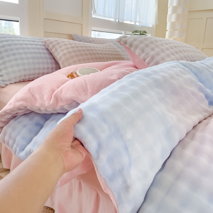 91家纺网 家纺一手货源 找家纺 言熙居2024新款-A面泡芙绒B面全消光8到9斤牛奶绒三四件套 泡芙-蓝粉