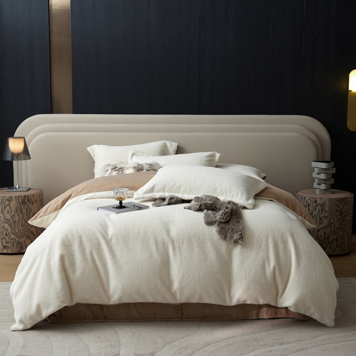 91家纺网 家纺一手货源 找家纺 金奇达家纺 2025秋冬保暖加厚绒类四件套多莉羊绒-德尔菲 月光白