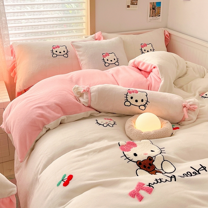 91家纺网 家纺一手货源 找家纺 绒世界 2024秋冬新款卡通毛巾绣牛奶绒四件套 kt猫白