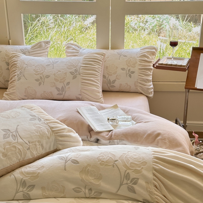 91家纺网 家纺一手货源 找家纺 慕澄家纺 2024新款法式轻奢款琢色烂花牛奶绒四件套 可可玫瑰