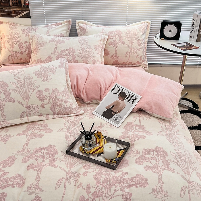 91家纺网 家纺一手货源 找家纺 慕尚 2025新款高克重保暖双色雕花绒被套单件 花梦-粉