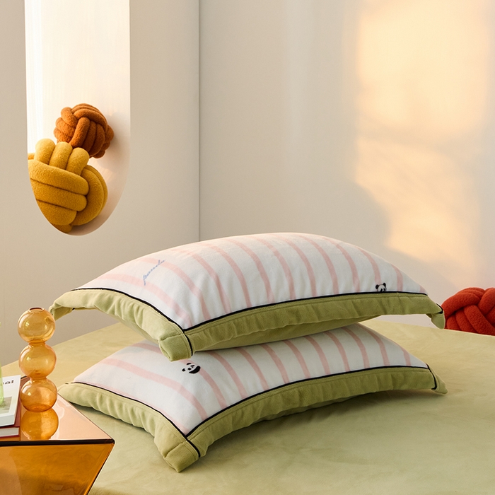 91家纺网 家纺一手货源 找家纺 LADYCOCO可可家居 单枕套-2024新款牛奶绒数码印花单品系列 条纹熊猫粉+果绿
