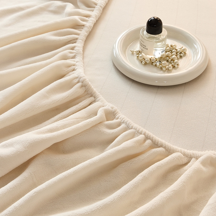 91家纺网 家纺一手货源 找家纺 LADYCOCO可可家居 2024新款牛奶3D绒立体雕花剪花单品系列-单床笠 米白