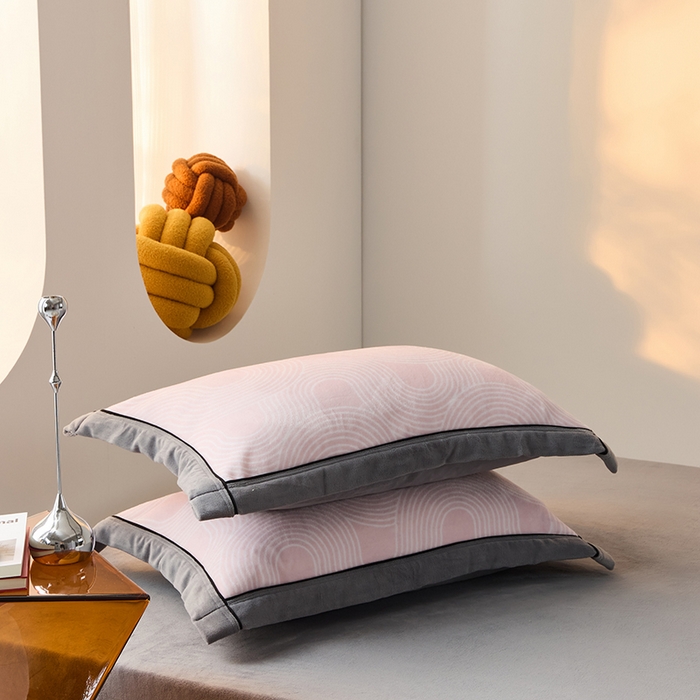 91家纺网 家纺一手货源 找家纺 LADYCOCO可可家居 单枕套-2024新款牛奶绒数码印花单品系列 知音粉色+灰色