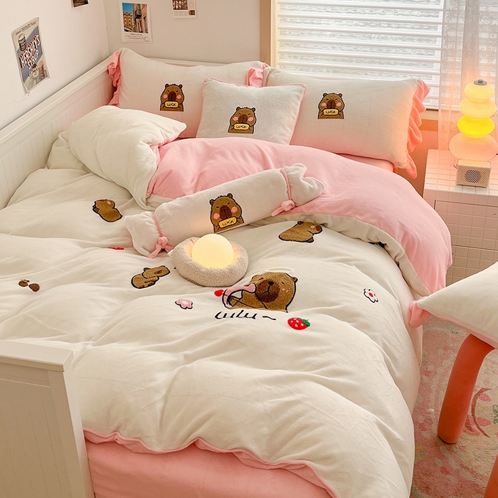 91家纺网 家纺一手货源 找家纺 绒世界 2024秋冬新款卡通毛巾绣牛奶绒四件套 恋爱小熊