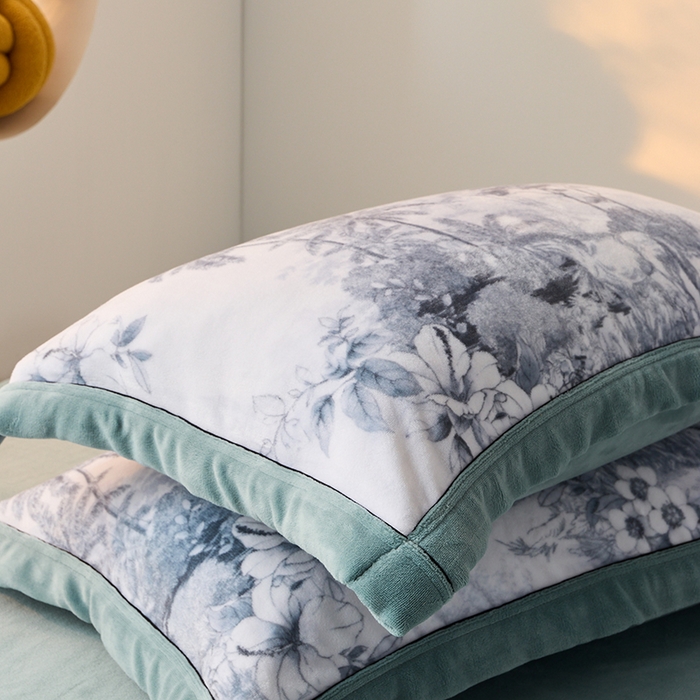 91家纺网 家纺一手货源 找家纺 LADYCOCO可可家居 单枕套-2024新款牛奶绒数码印花单品系列 山林浅灰+蓝色