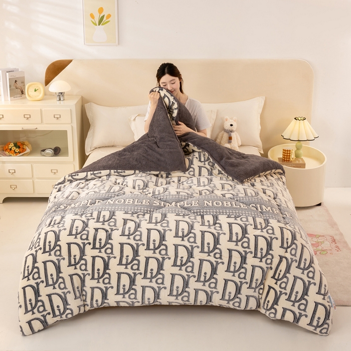 91家纺网 家纺一手货源 找家纺 好梦来家纺（原锦茂家纺） 2025新款印花款A类雪花绒冬被羊羔绒冬被被芯冬季牛奶绒冬被 潮流字母