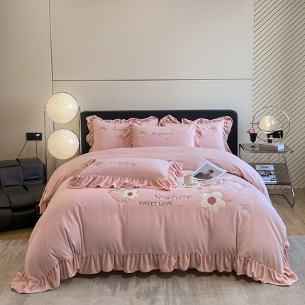 91家纺网 家纺一手货源 找家纺 爱家（原缔乐家纺） 牛奶绒贴布绣四件套-甜心草莓 甜心草莓-公主粉