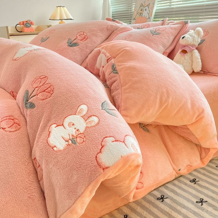 91家纺网 家纺一手货源 找家纺 慕尚 2025新款高克重印花雪花绒四件套  粉白兔