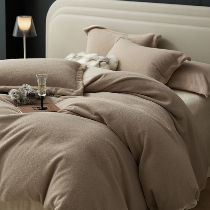 91家纺网 家纺一手货源 找家纺 金奇达家纺 2025秋冬保暖加厚绒类四件套多莉羊绒-德尔菲 枯木棕