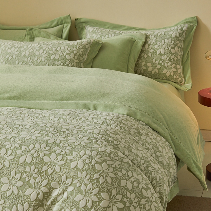 91家纺网 家纺一手货源 找家纺 全季家居 2024新款A类高克重5D立体浮雕宽边牛奶绒加厚保暖被套单件 百合绿
