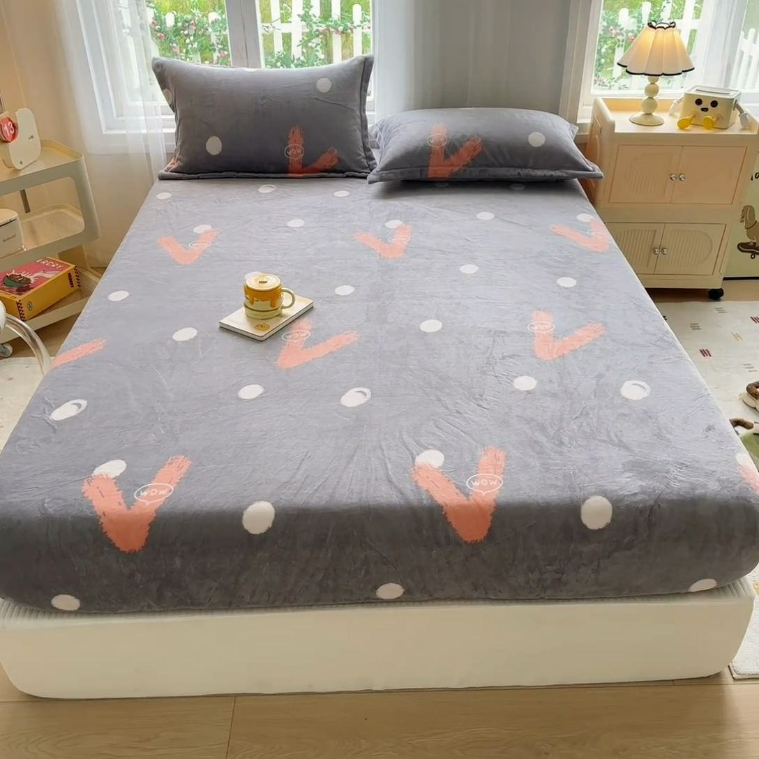 91家纺网 家纺一手货源 找家纺 家贝爱 2024新款加厚保暖牛奶绒床笠 比心