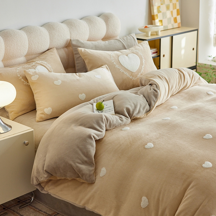 91家纺网 家纺一手货源 找家纺 千朵森 2024新款牛奶绒毛巾绣四件套-艾琳 艾琳-奶杏棕