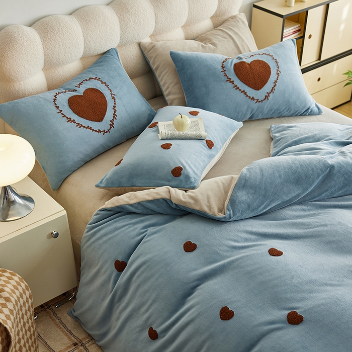 91家纺网 家纺一手货源 找家纺 千朵森 2024新款牛奶绒毛巾绣四件套-艾琳 艾琳-云水蓝