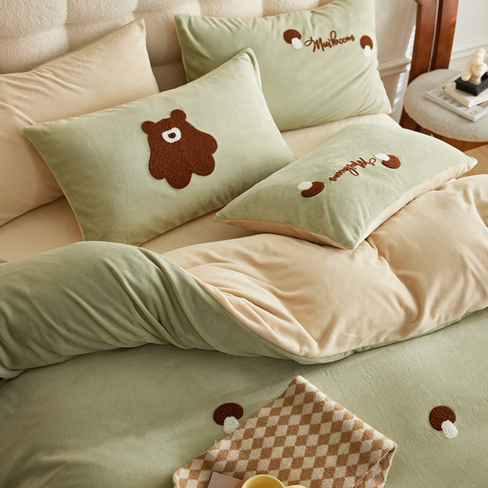 91家纺网 家纺一手货源 找家纺 千朵森 2024新款毛巾绣牛奶绒四件套-慕斯卡 风格一 慕斯卡-绿香槟