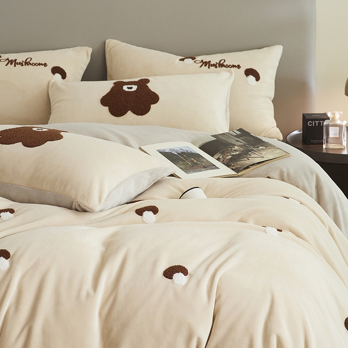 91家纺网 家纺一手货源 找家纺 千朵森 2024新款毛巾绣牛奶绒四件套-慕斯卡 风格二 慕斯卡-香槟灰