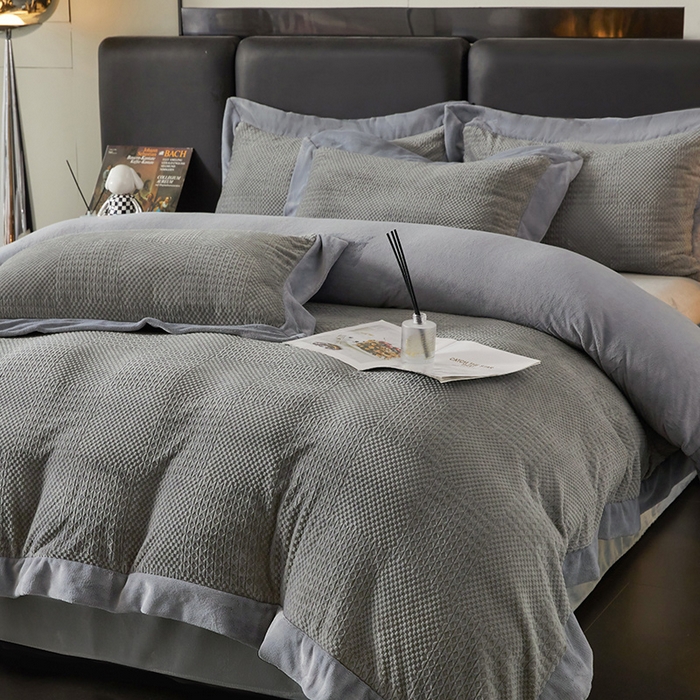 91家纺网 家纺一手货源 找家纺 全季家居 2024新款A类加厚保暖3D雕花拼角牛奶绒四件套 摩卡-灰