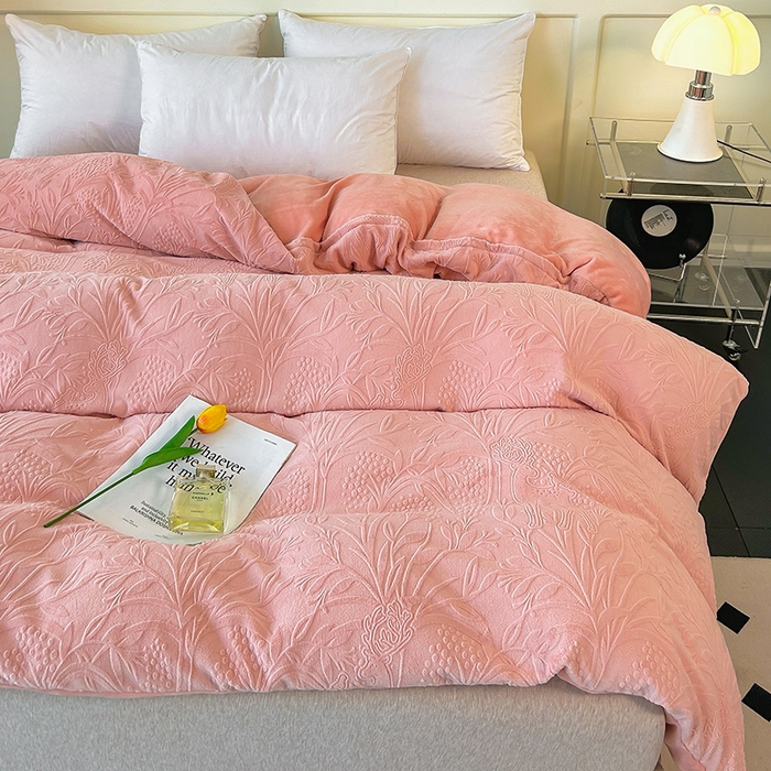 91家纺网 家纺一手货源 找家纺 睡棉坊 2024新款高克重剪花牛奶绒可拆洗冬被被子被芯 森林迷雾