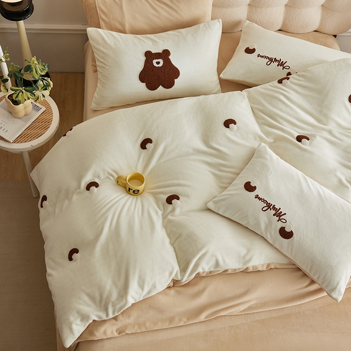 91家纺网 家纺一手货源 找家纺 千朵森 2024新款毛巾绣牛奶绒四件套-慕斯卡 风格一 慕斯卡-奶白卡