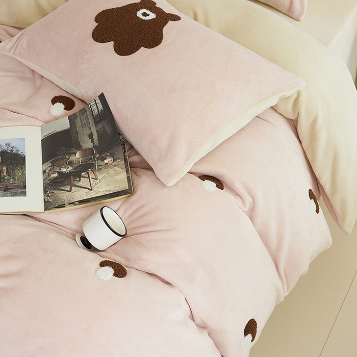 91家纺网 家纺一手货源 找家纺 千朵森 2024新款毛巾绣牛奶绒四件套-慕斯卡 风格二 慕斯卡-玉粉槟