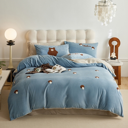 91家纺网 家纺一手货源 找家纺 （总）千朵森 2024新款毛巾绣牛奶绒四件套-慕斯卡 风格一