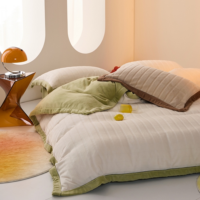 91家纺网 家纺一手货源 找家纺 2024新款牛奶3D绒立体雕花剪花四件套 米白+果绿