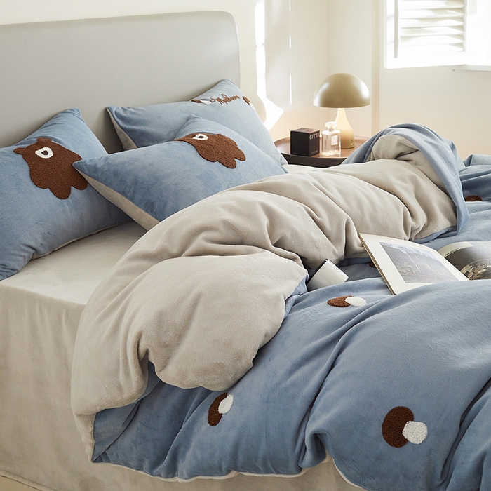 91家纺网 家纺一手货源 找家纺 千朵森 2024新款毛巾绣牛奶绒四件套-慕斯卡 风格二 慕斯卡-槟蓝灰