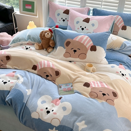 91家纺网 家纺一手货源 找家纺 卡巴伦家纺 2024新款牛奶绒大版印花四件套 晚安小熊