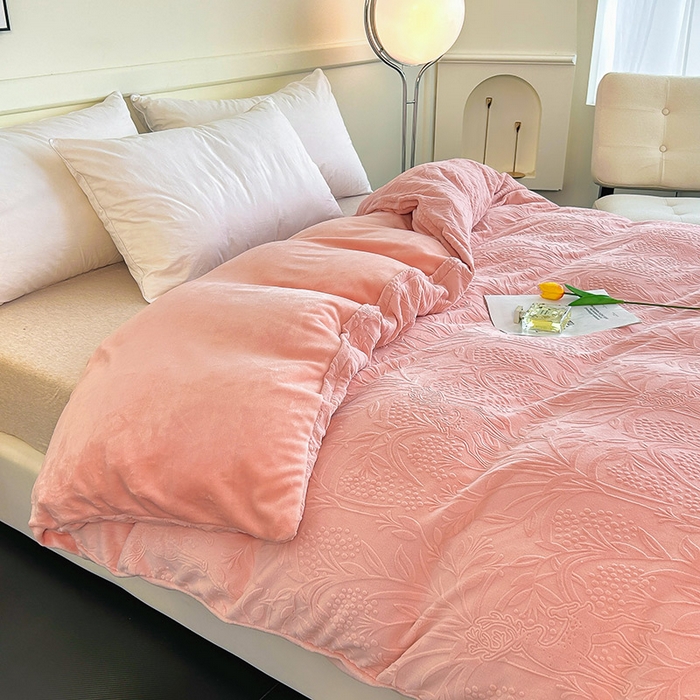 91家纺网 家纺一手货源 找家纺 睡棉坊 2024新款高克重剪花牛奶绒可拆洗冬被被子被芯 森林迷雾