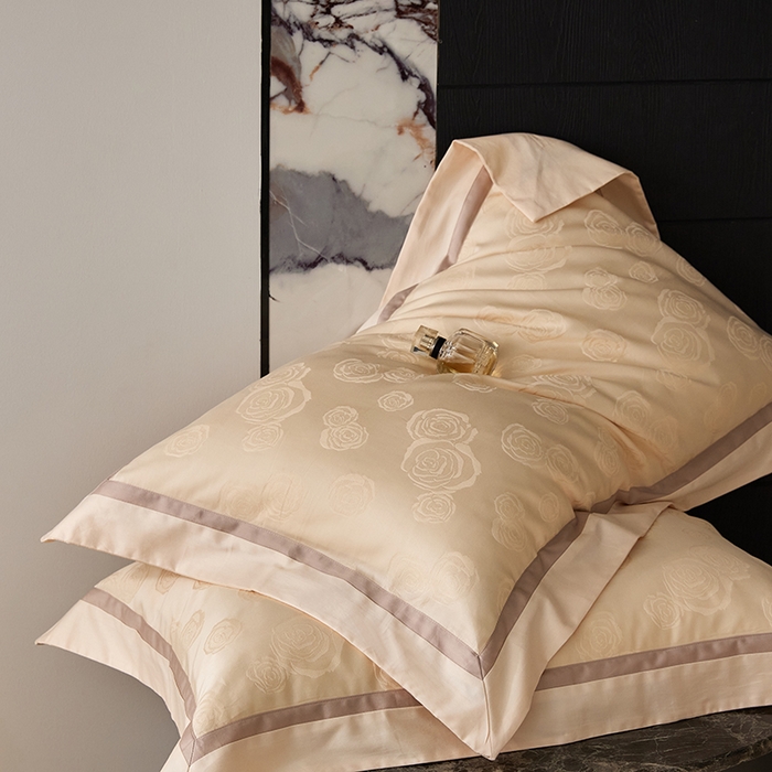 91家纺网 家纺一手货源 找家纺 琉宿家纺 2025新款50s双股长绒棉提花宽边工艺四件套 花漫影-浅香槟