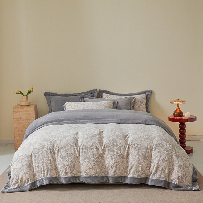 91家纺网 家纺一手货源 找家纺 全季家居 2024新款A类高克重5D立体浮雕宽边牛奶绒加厚保暖被套单件 芙蓉灰