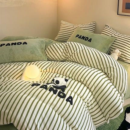 91家纺网 家纺一手货源 找家纺 如一 2024新款元素毛巾绣条纹牛奶绒四件套 大熊猫