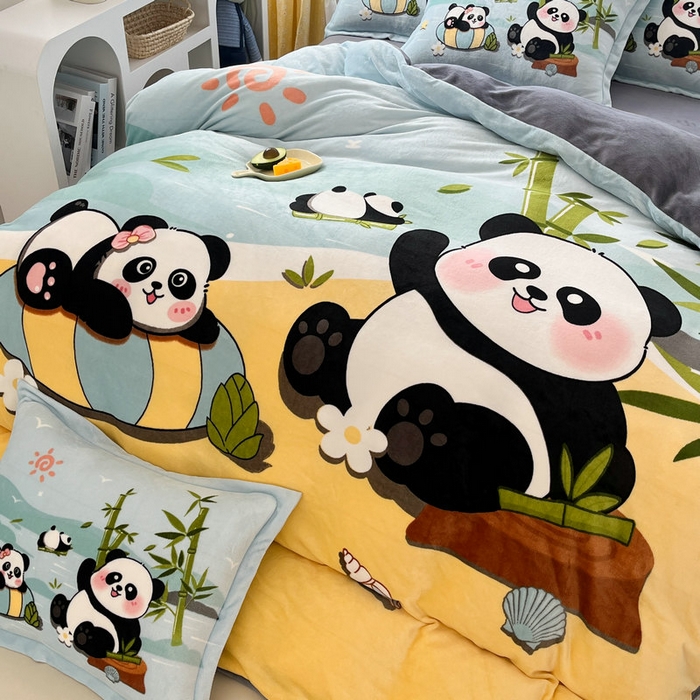 91家纺网 家纺一手货源 找家纺 宝薇 2024新款加厚牛奶绒大版卡通四件套 熊猫假日绒