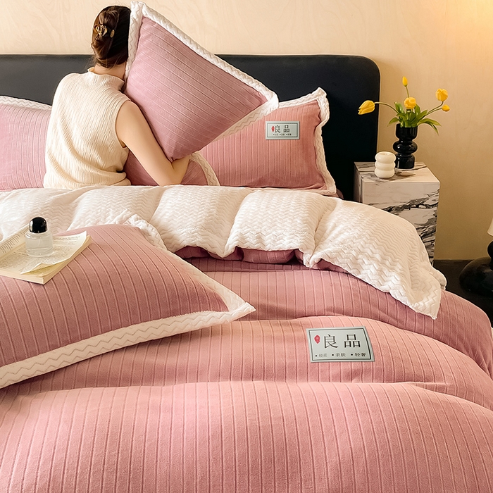 91家纺网 家纺一手货源 找家纺 全季家居 2024新款A类纯色印花波浪大包边牛奶绒贝贝绒加厚保暖四件套 胭脂紫