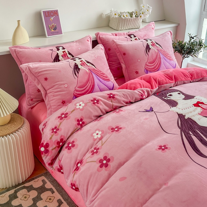 91家纺网 家纺一手货源 找家纺 宝薇 2024新款加厚牛奶绒大版卡通四件套 桃花公主