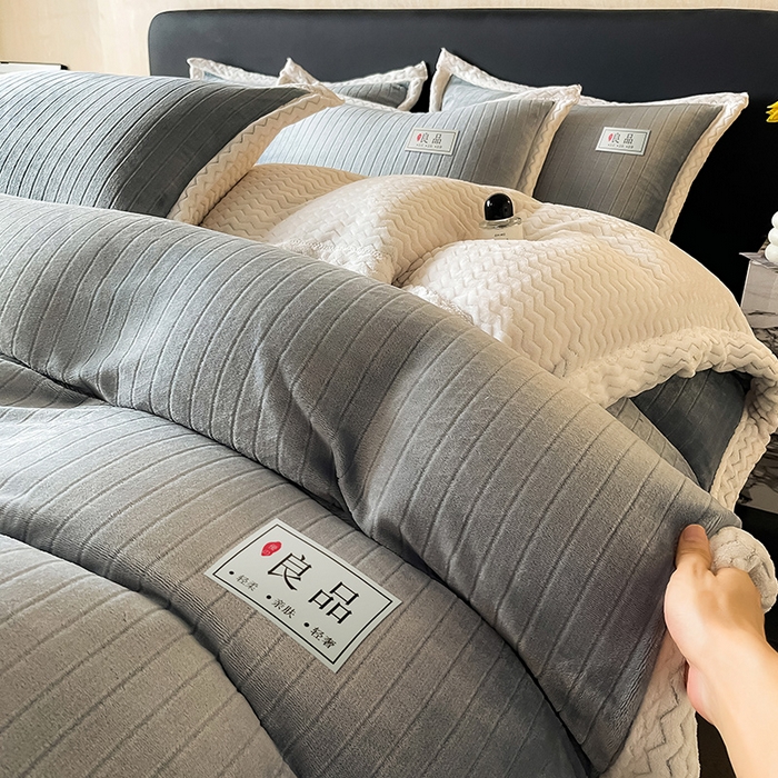 91家纺网 家纺一手货源 找家纺 全季家居 2024新款A类纯色印花波浪大包边牛奶绒贝贝绒加厚保暖四件套 雅致灰