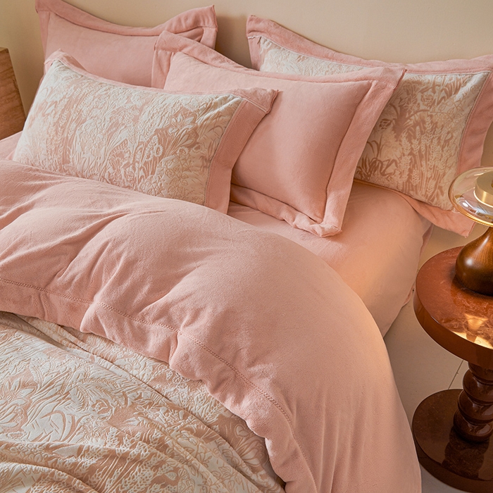 91家纺网 家纺一手货源 找家纺 全季家居 2024新款A类高克重5D立体浮雕宽边牛奶绒加厚保暖被套单件 海棠花开-粉