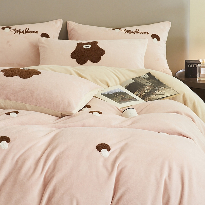 91家纺网 家纺一手货源 找家纺 千朵森 2024新款毛巾绣牛奶绒四件套-慕斯卡 风格二 慕斯卡-玉粉槟