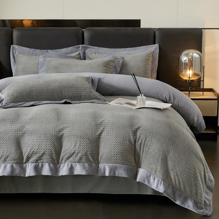 91家纺网 家纺一手货源 找家纺 全季家居 2024新款A类加厚保暖3D雕花拼角牛奶绒四件套 摩卡-灰