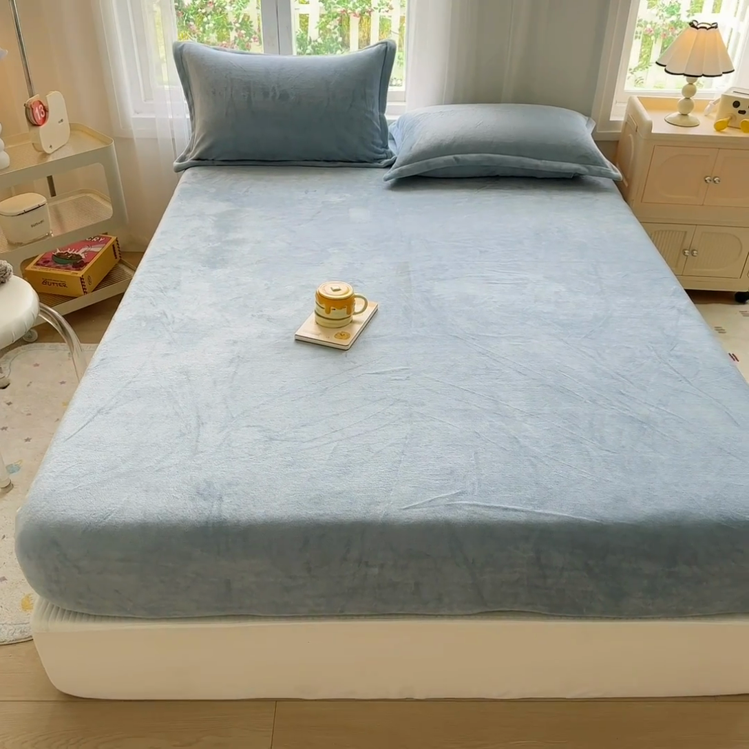 91家纺网 家纺一手货源 找家纺 家贝爱 2024新款加厚保暖牛奶绒床笠 纯色水蓝