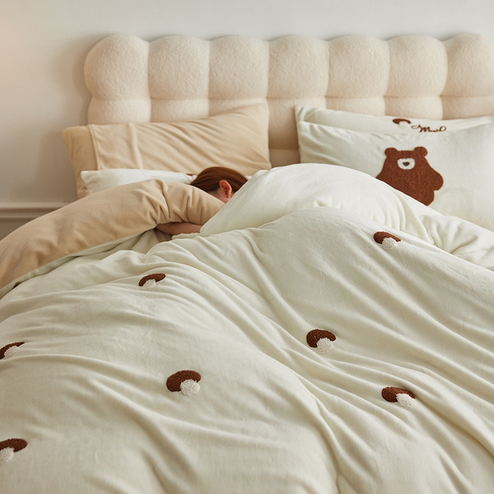 91家纺网 家纺一手货源 找家纺 （总）千朵森 2024新款毛巾绣牛奶绒四件套-慕斯卡 风格一