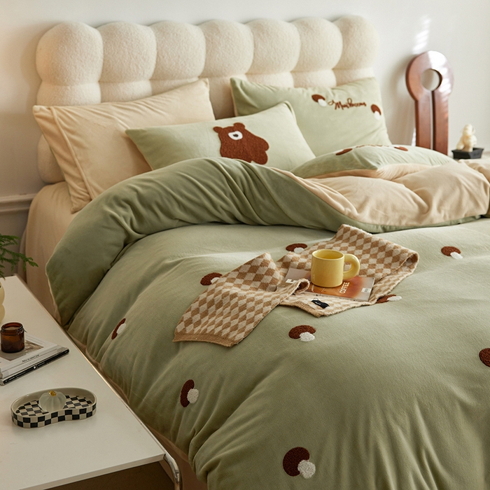 91家纺网 家纺一手货源 找家纺 千朵森 2024新款毛巾绣牛奶绒四件套-慕斯卡 风格一 慕斯卡-绿香槟