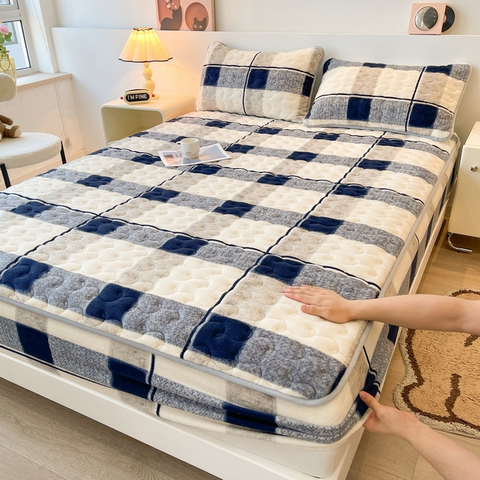 91家纺网 家纺一手货源 找家纺 2024秋冬牛奶绒加厚夹棉床笠三件套印花床垫保护套罩肌理格