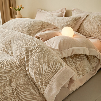 91家纺网 家纺一手货源 找家纺 （总）全季家居 2024新款A类高克重5D立体浮雕宽边牛奶绒加厚保暖被套单件