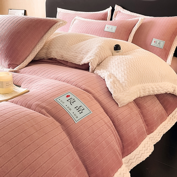 91家纺网 家纺一手货源 找家纺 全季家居 2024新款A类纯色印花波浪大包边牛奶绒贝贝绒加厚保暖四件套 胭脂紫