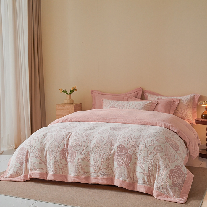 91家纺网 家纺一手货源 找家纺 全季家居 2024新款A类高克重5D立体浮雕宽边牛奶绒加厚保暖被套单件 蔷薇粉