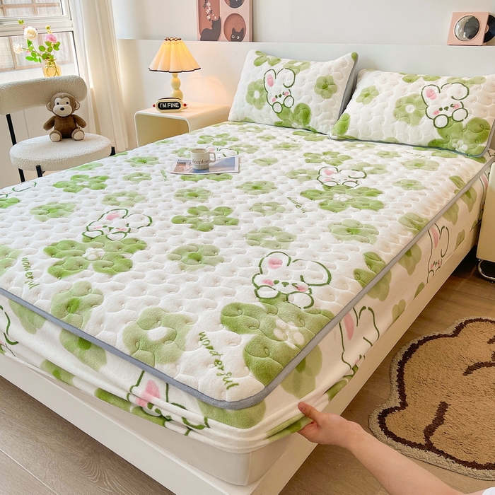 91家纺网 家纺一手货源 找家纺 2024秋冬牛奶绒加厚夹棉床笠三件套印花床垫保护套罩蓓蕾兔-绿